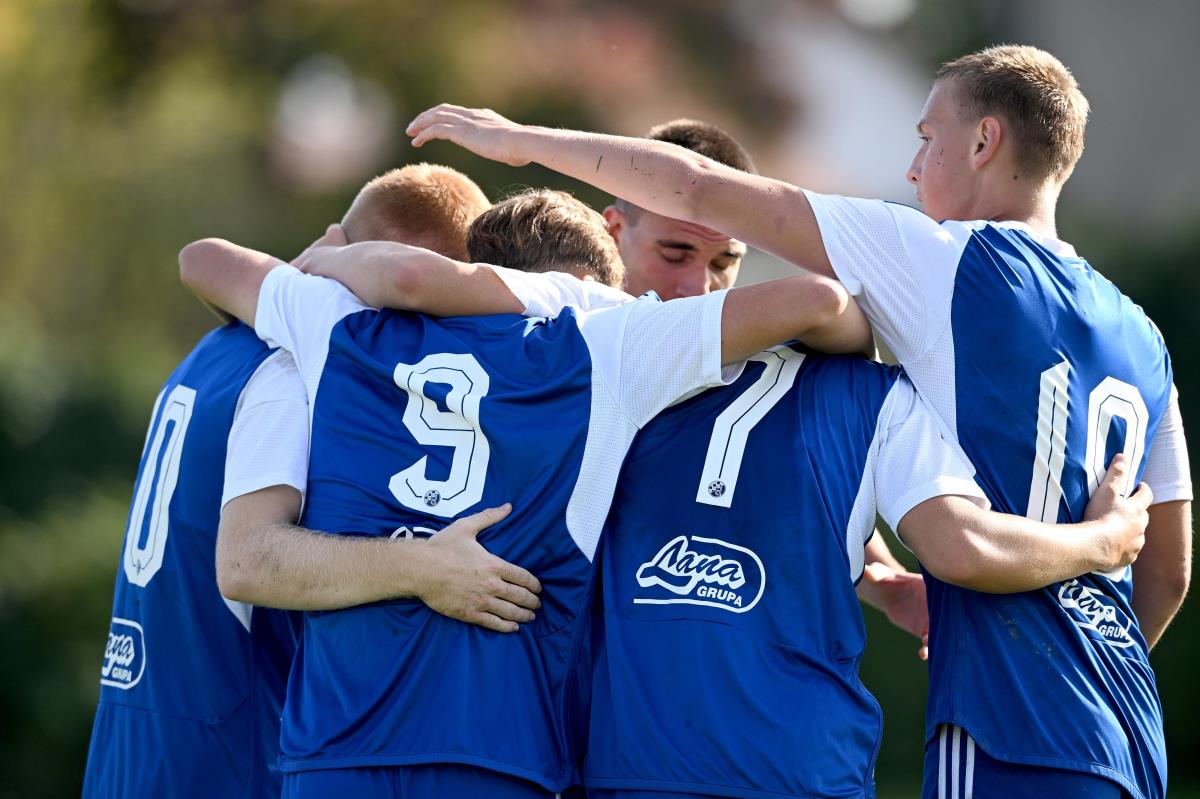 Dinamovi juniori slavili u nogometnoj poslastici i ponovno preuzeli vrh