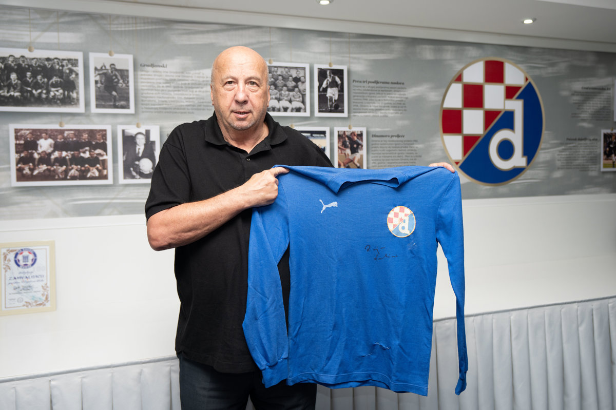 Potpisani dres Velimira Zajeca iz 1982. vratio se u svoj dom!