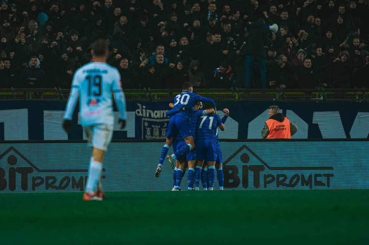 Dinamo slavio s desetoricom, Plavi ponovno na vrhu