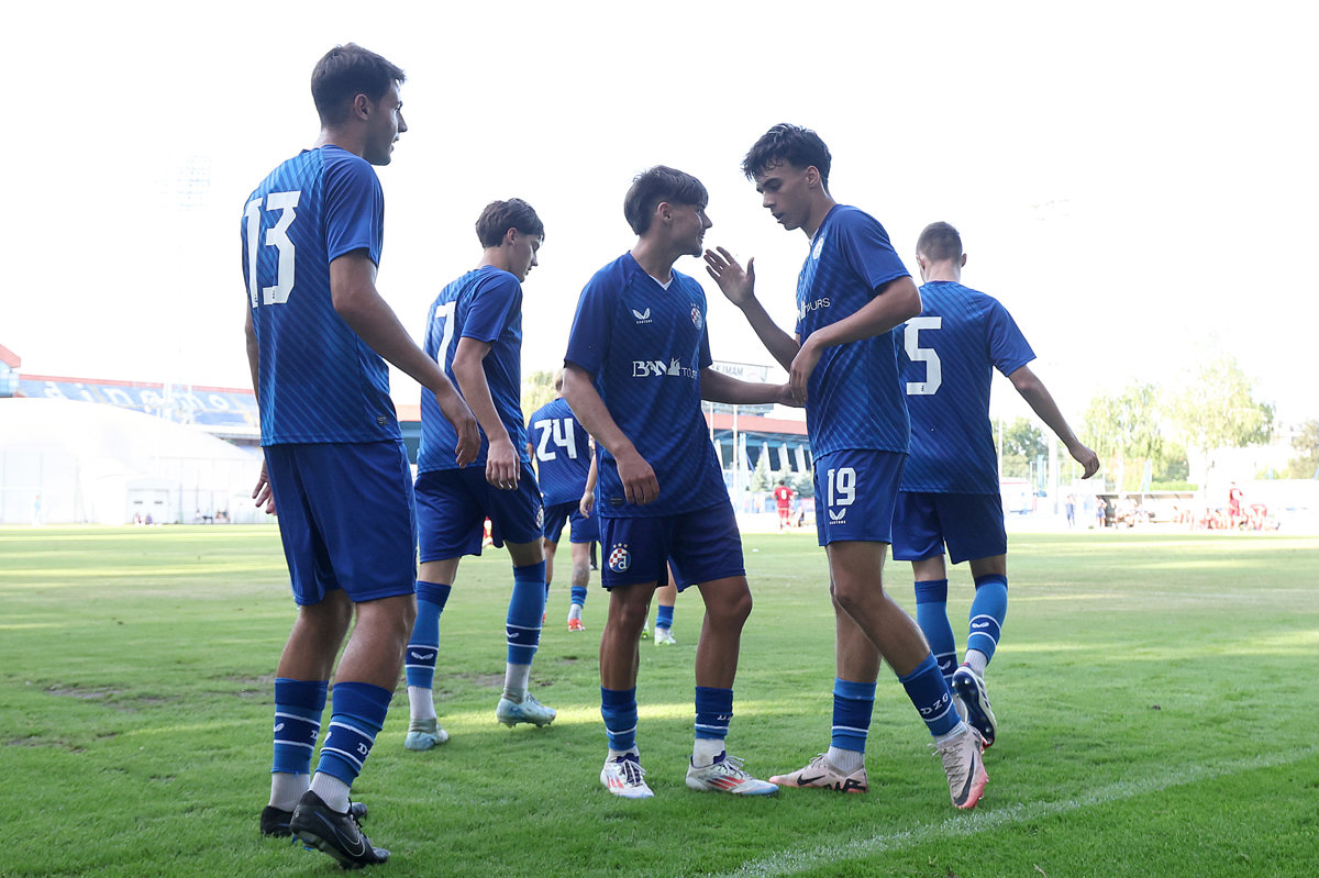 Dinamovi igrači pobjedom čestitali rođendan treneru Banoviću, plavi zabili 10 golova u dvije utakmice