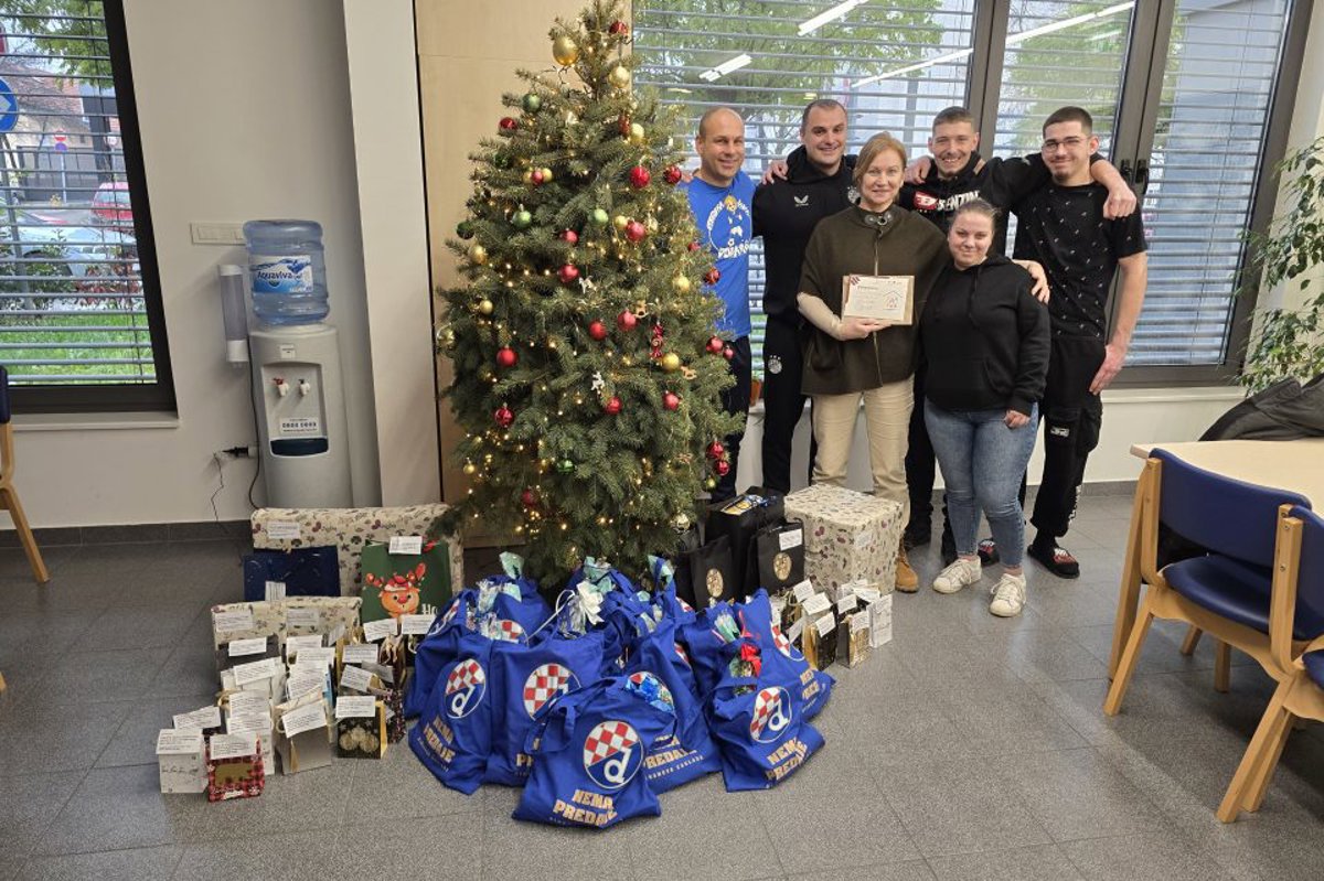 Igrači Dinama, stručni stožer i Dinamova zaklada kupili poklone i razveselili djecu i mlade
