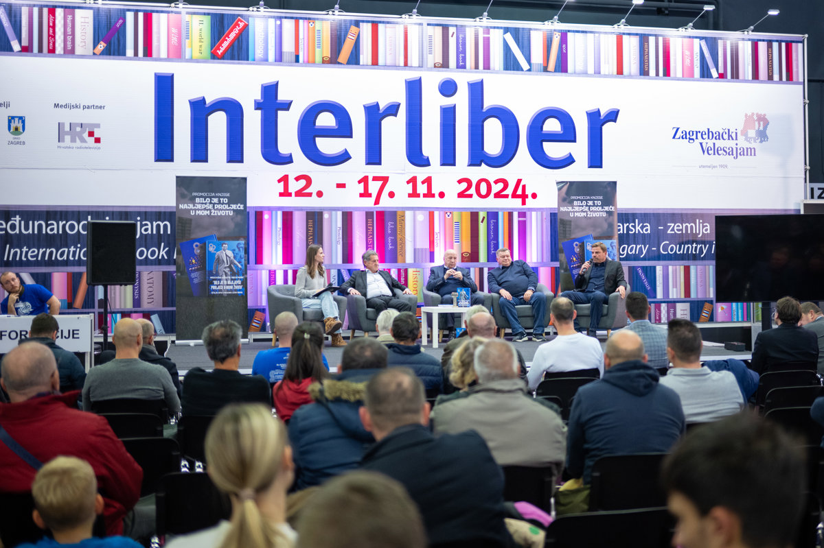 Zajec kao kapetan sa suigračima predstavio knjigu o naslovu prvaka 1982. godine