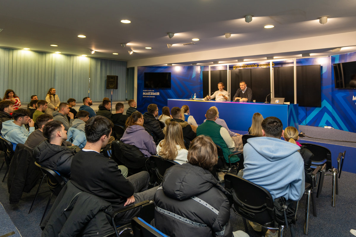 Predsjednik Uprave Manenica i sportski direktor Marić u razgovoru sa studentima