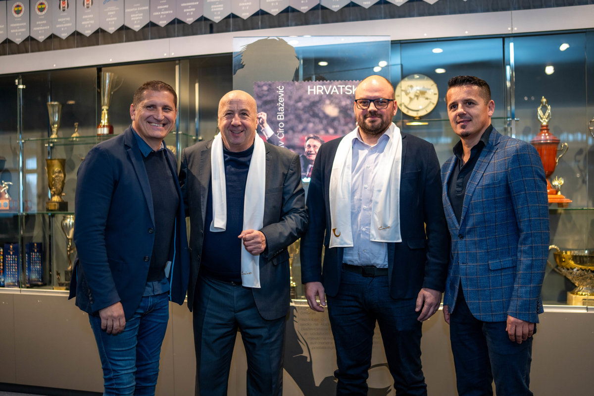 Predstavnici Hrvatske pošte predstavili predsjedniku Zajecu poštansku marku s likom Miroslava Ćire Blaževića