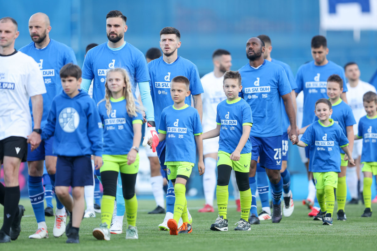 Zajedno za Palčiće: Igrači Dinama i Rijeke u posebnim majicama podržali humanitarnu akciju