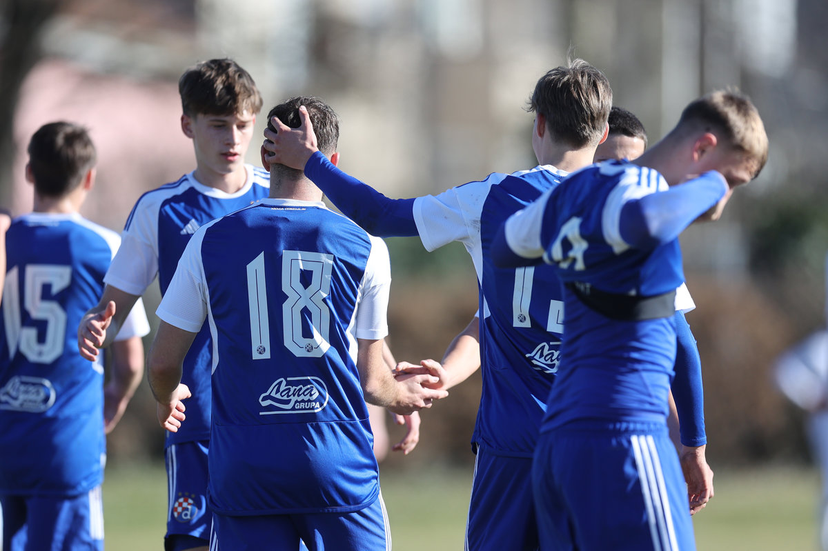 Dinamovi mladići ispratili Željezničar s pet komada i ostali u igri za prolaz skupine