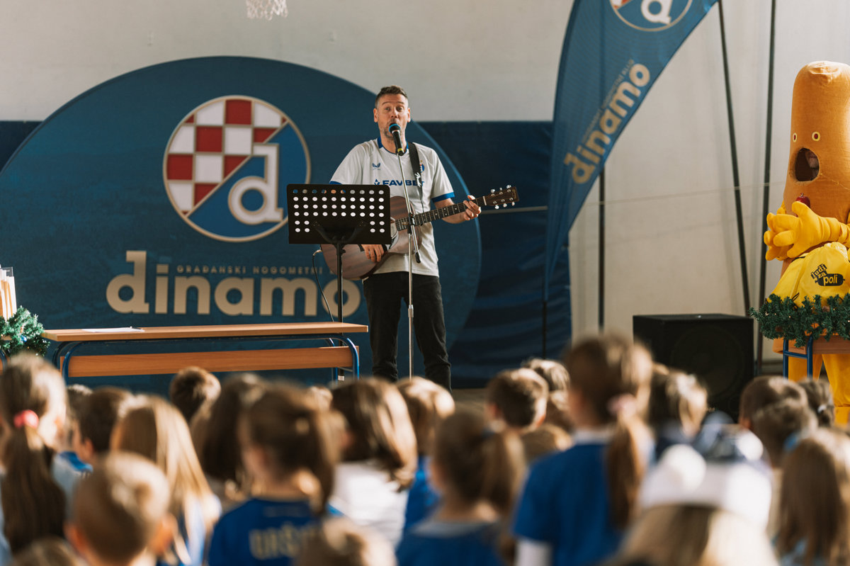 OŠ Većeslava Holjevca obojena u Plavo