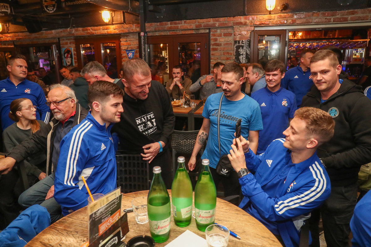 Bikers Beer Factory se ponovno zaplavio: U sjajnoj atmosferi održan novi kviz znanja o Dinamovoj povijesti