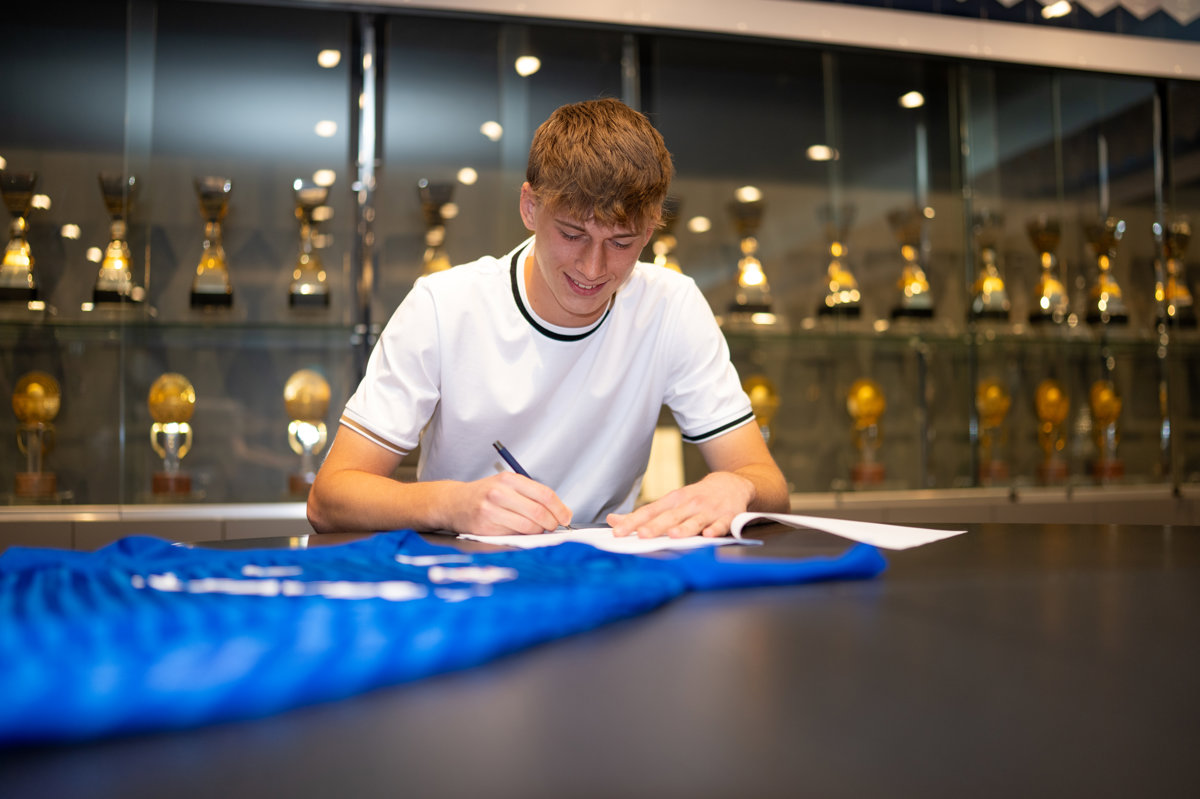 Leon Jakirović potpisao profesionalni ugovor s Dinamom