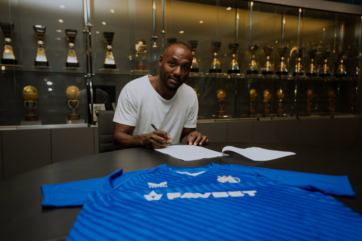 Kevin Theophile produljio ugovor s Dinamom