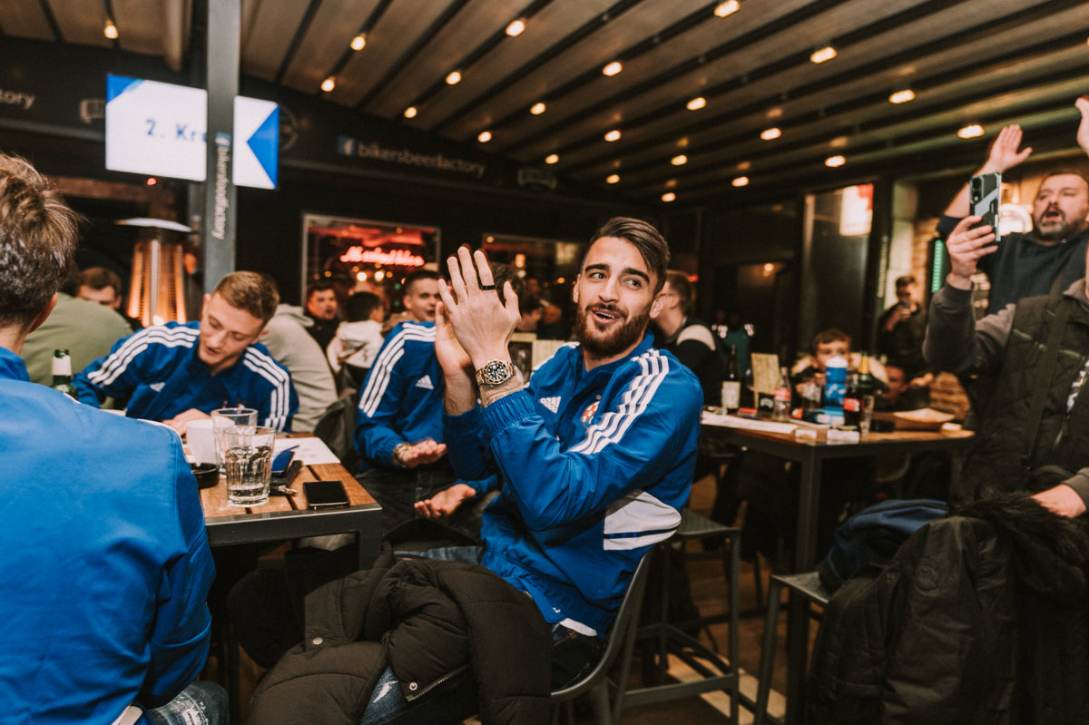 U odličnoj atmosferi u Bikers Beer Factoryju održan kviz znanja o Dinamovoj povijesti