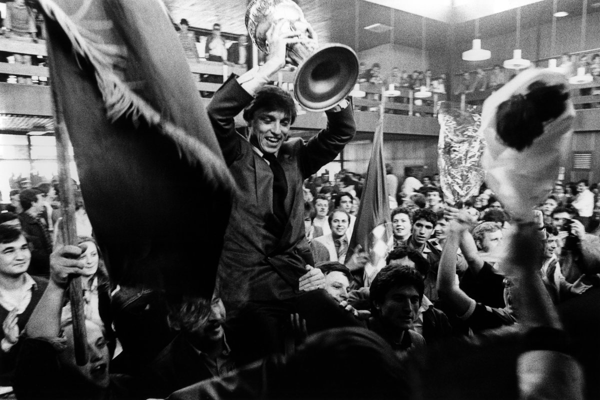 Simpatičan, radostan, žongler željan štoseva i poteza